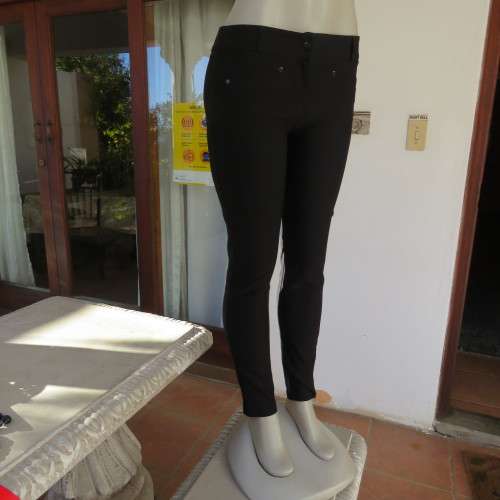 Perfect fit black rayon/nylon stretch skinny pants from OASIS size 34/10. Two front dummies. New