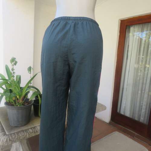 High quality sweatpants size 34/10 by WOOLWORTHS in castleton green nylon/white polycotton inner.