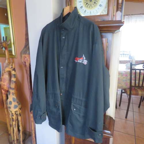 Black parka jacket in heavy cotton fully lined by CARTER HARRIS. Size XXL.Large pockets.Zipped front