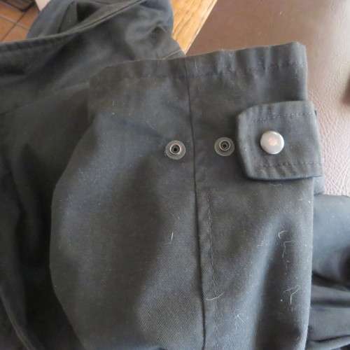 Black parka jacket in heavy cotton fully lined by CARTER HARRIS. Size XXL.Large pockets.Zipped front