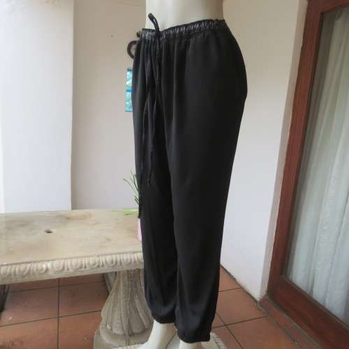 Unique soft polyester pants with elasticated waist/leg cuffs and drawstring. Side pockets.Size 40