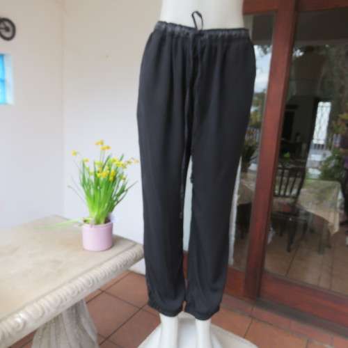 Unique soft polyester pants with elasticated waist/leg cuffs and drawstring. Side pockets.Size 40
