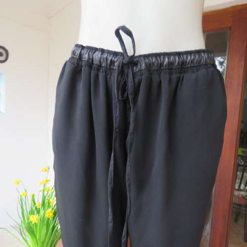 Unique soft polyester pants with elasticated waist/leg cuffs and drawstring. Side pockets.Size 40