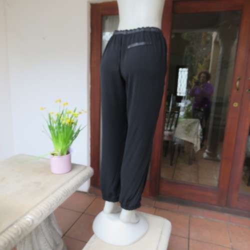 Unique soft polyester pants with elasticated waist/leg cuffs and drawstring. Side pockets.Size 40