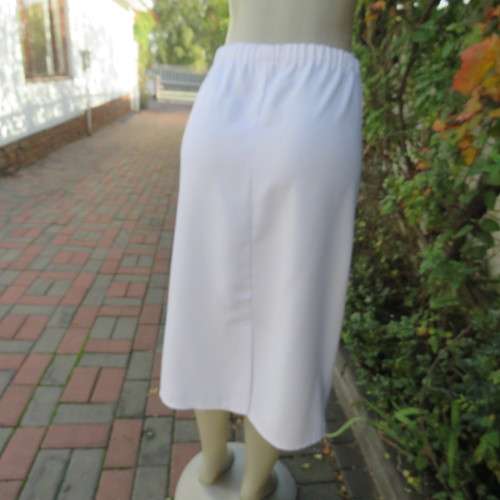 Comfy smart white straight cut skirt in textured polyester. Pleat at back.Elasticated waist. Size 38