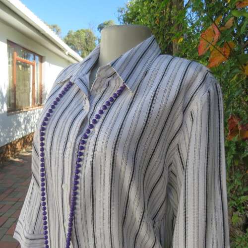 Classic white polycotton button down top with black embossed stripes. 3/4 sleeves. By EXACT size 40.