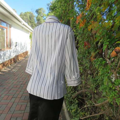 Classic white polycotton button down top with black embossed stripes. 3/4 sleeves. By EXACT size 40.