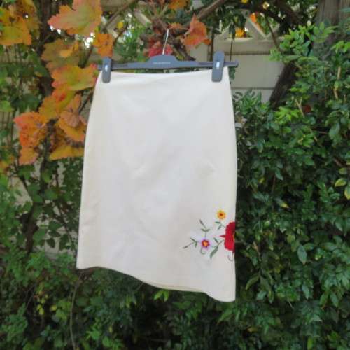 Grab this skirt! By designer VIVIENNE TAM in size 32/8. Rich cream/lined with embroidery at side.