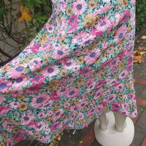 Vintage floral dress in 2 pieces. Owner made.Size 42/18.Trumpet paneled bottom.Fold over top. As new