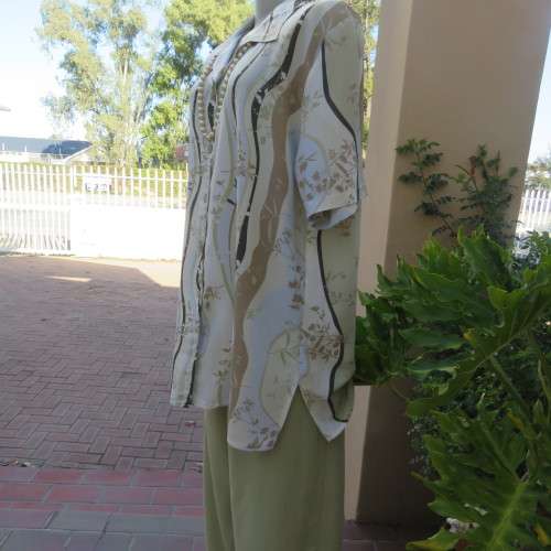 Pretty short sleeve button down/open collar top in vertical pattern lines.Soft colours.Size 48/24