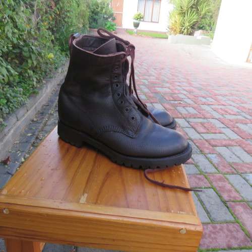 As new pair SADF genuine leather brown boots size 7 army size 255W issued 1997 by DWS.With laces