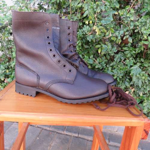 Pair SADF brown genuine leather army boots by BAGSHAW size 9. Army size 277M. Issued 2002.As new