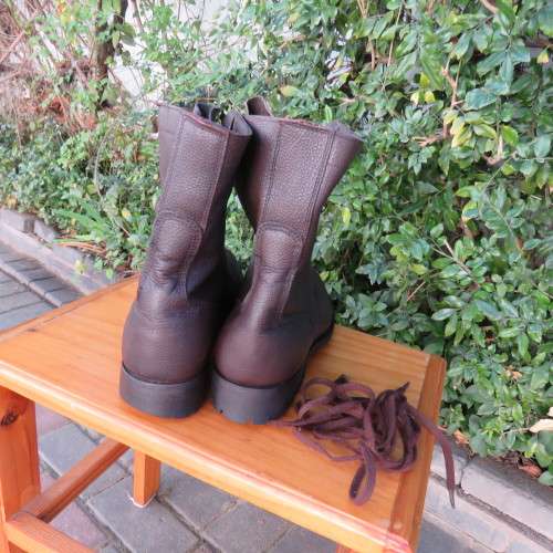 Pair SADF brown genuine leather army boots by BAGSHAW size 9. Army size 277M. Issued 2002.As new