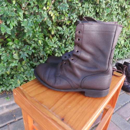 Pair SADF brown genuine leather army boots by BAGSHAW size 9. Army size 277M. Issued 2002.As new