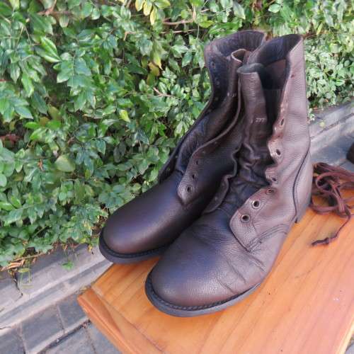 Pair SADF brown genuine leather army boots by BAGSHAW size 9. Army size 277M. Issued 2002.As new