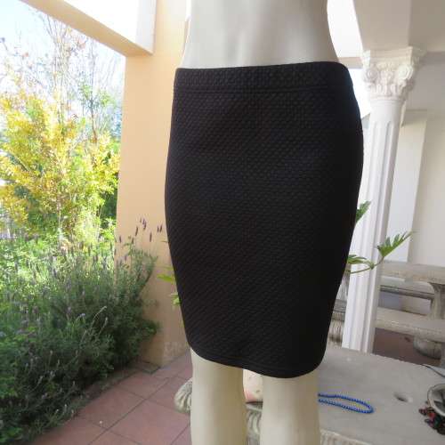 Bodycon black knee length skirt in bubble stretch polyester by CHOOZIE size 34/10. New condition