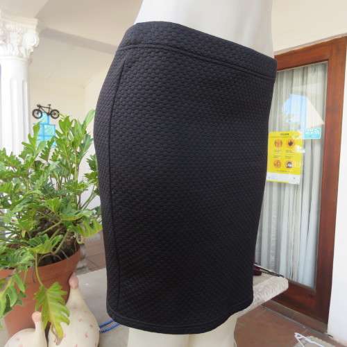 Bodycon black knee length skirt in bubble stretch polyester by CHOOZIE size 34/10. New condition