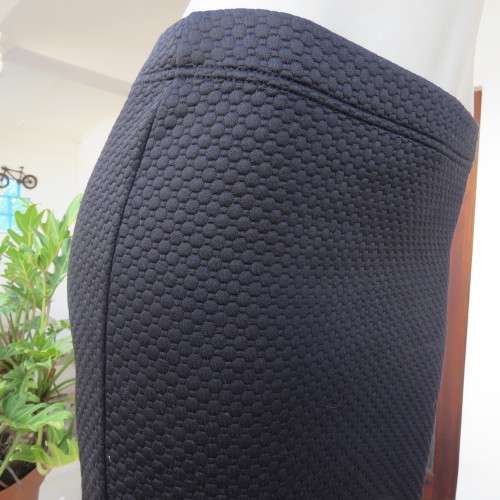 Bodycon black knee length skirt in bubble stretch polyester by CHOOZIE size 34/10. New condition