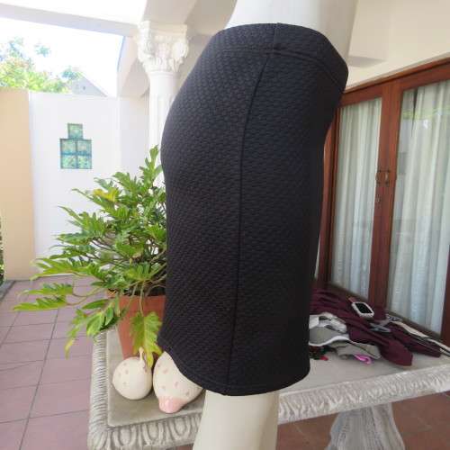 Bodycon black knee length skirt in bubble stretch polyester by CHOOZIE size 34/10. New condition