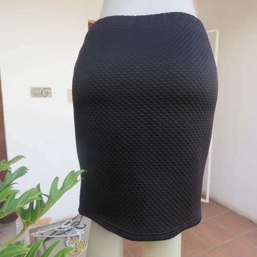 Bodycon black knee length skirt in bubble stretch polyester by CHOOZIE size 34/10. New condition