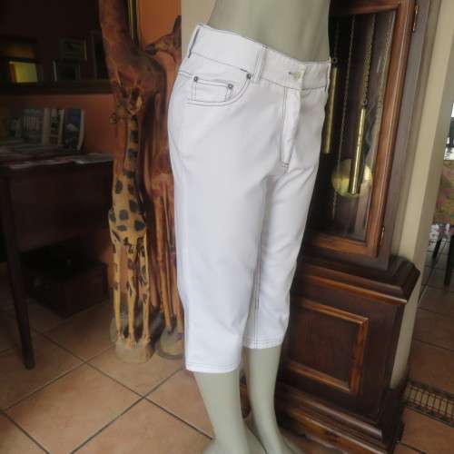 Casual white polycotton cropped pants with black stitching size 36/12 by EXP. Very good condition.