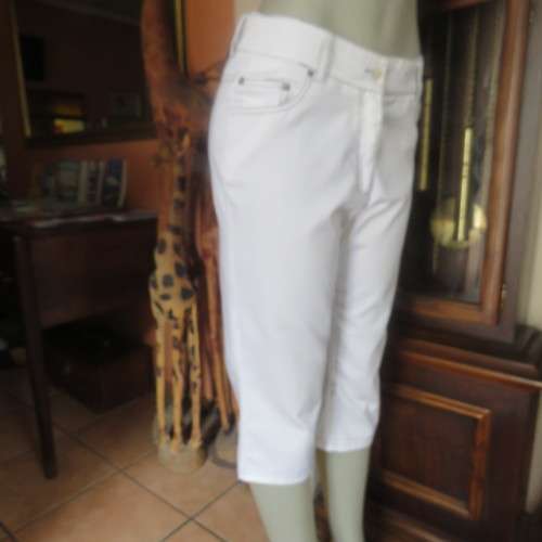 Casual white polycotton cropped pants with black stitching size 36/12 by EXP. Very good condition.
