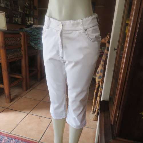 Casual white polycotton cropped pants with black stitching size 36/12 by EXP. Very good condition.
