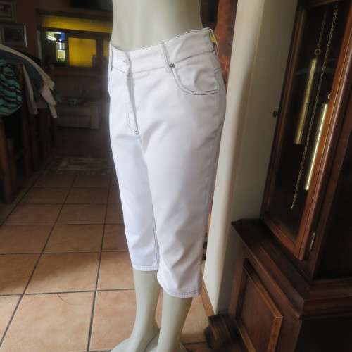 Casual white polycotton cropped pants with black stitching size 36/12 by EXP. Very good condition.