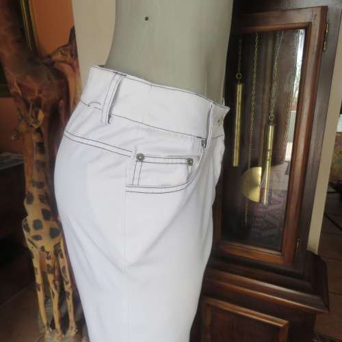 Casual white polycotton cropped pants with black stitching size 36/12 by EXP. Very good condition.