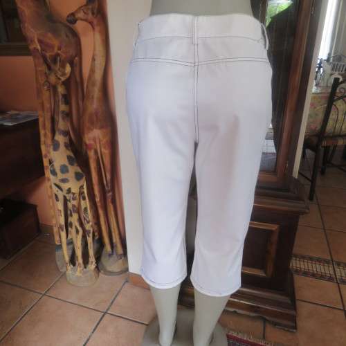 Casual white polycotton cropped pants with black stitching size 36/12 by EXP. Very good condition.