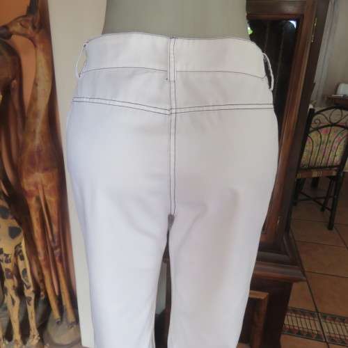 Casual white polycotton cropped pants with black stitching size 36/12 by EXP. Very good condition.