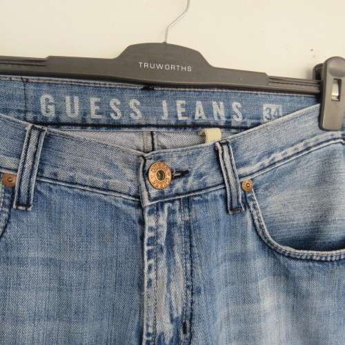 Original blue denim GUESS jeans size 36 in 100% strong cotton. Inner leg 85cm. Very good cond.
