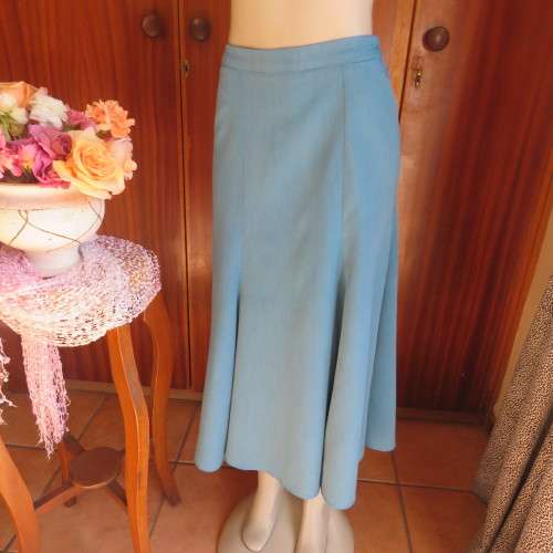 Beautiful kick-out paneled teal colour ankle length skirt. Boutique made size 40/16. As new.