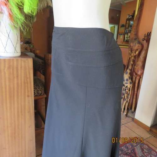 Very black low calf paneled skirt by DONNA CLAIRE size 40/16. Polyster/viscose stretch. New cond.