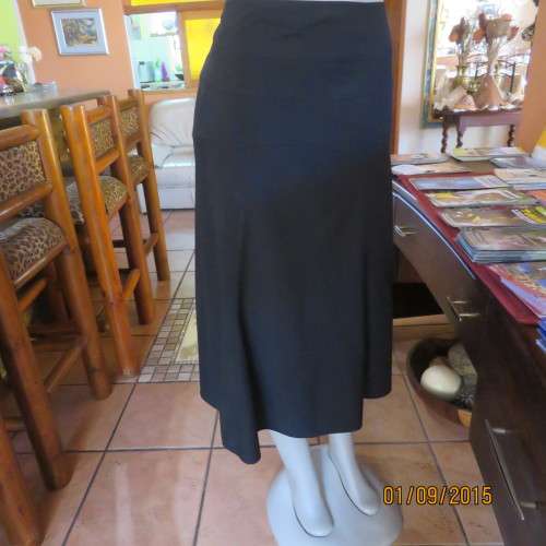Very black low calf paneled skirt by DONNA CLAIRE size 40/16. Polyster/viscose stretch. New cond.