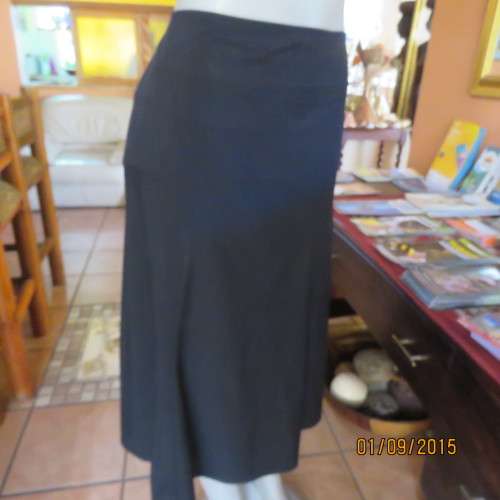 Very black low calf paneled skirt by DONNA CLAIRE size 40/16. Polyster/viscose stretch. New cond.