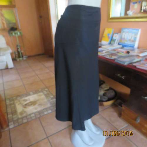 Very black low calf paneled skirt by DONNA CLAIRE size 40/16. Polyster/viscose stretch. New cond.