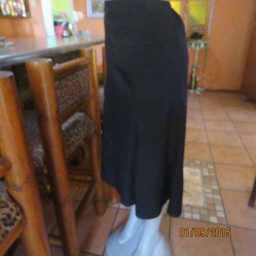 Very black low calf paneled skirt by DONNA CLAIRE size 40/16. Polyster/viscose stretch. New cond.