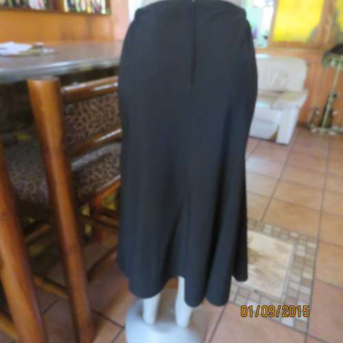 Very black low calf paneled skirt by DONNA CLAIRE size 40/16. Polyster/viscose stretch. New cond.