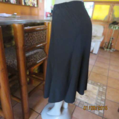 Very black low calf paneled skirt by DONNA CLAIRE size 40/16. Polyster/viscose stretch. New cond.