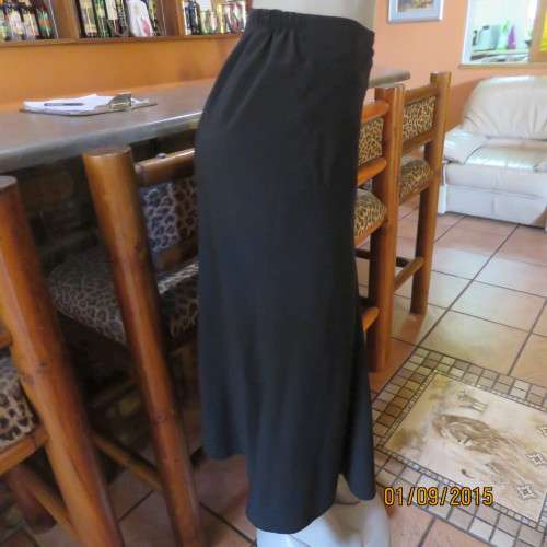 Very black low calf paneled skirt by DONNA CLAIRE size 40/16. Polyster/viscose stretch. New cond.