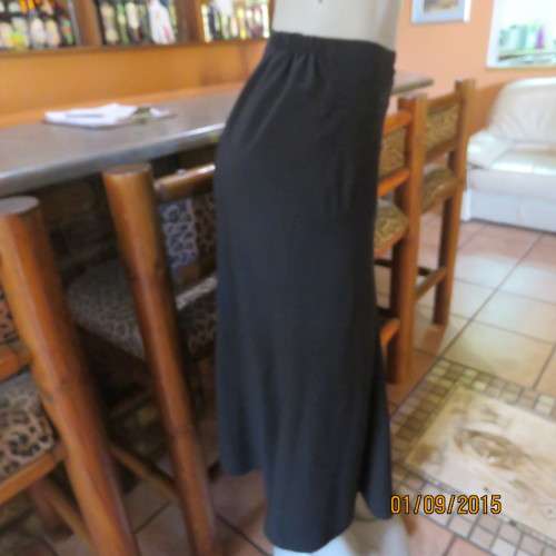 Very black low calf paneled skirt by DONNA CLAIRE size 40/16. Polyster/viscose stretch. New cond.