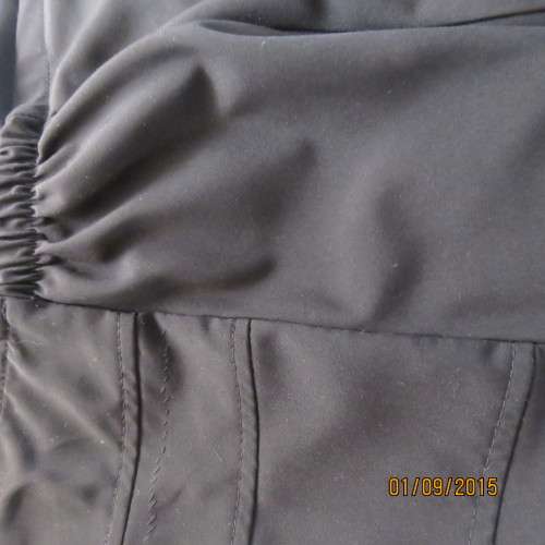 Very black low calf paneled skirt by DONNA CLAIRE size 40/16. Polyster/viscose stretch. New cond.