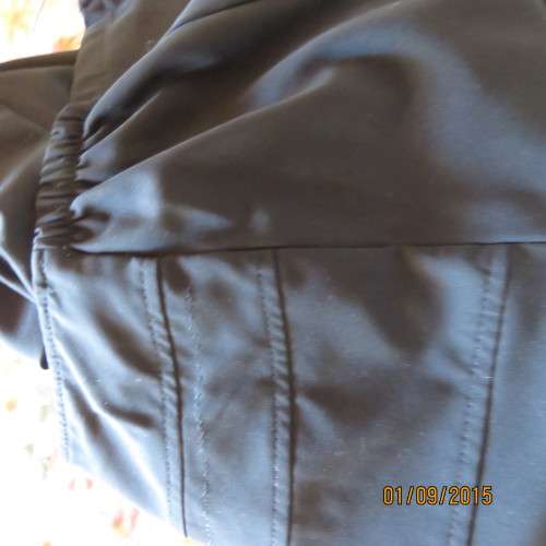 Very black low calf paneled skirt by DONNA CLAIRE size 40/16. Polyster/viscose stretch. New cond.