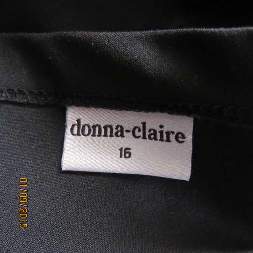 Very black low calf paneled skirt by DONNA CLAIRE size 40/16. Polyster/viscose stretch. New cond.