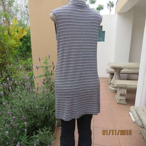 Slip over monochrome horizontal striped long top in soft stretch polycotton. By ATMOSPHERE. size 36