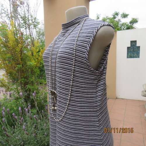 Slip over monochrome horizontal striped long top in soft stretch polycotton. By ATMOSPHERE. size 36