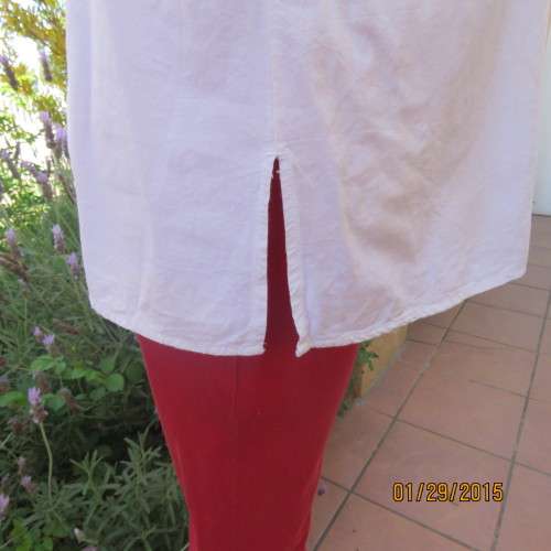 Cool white sleeveless cotton top by REAL CLOTHING size 42/18. V neck with collar.As new