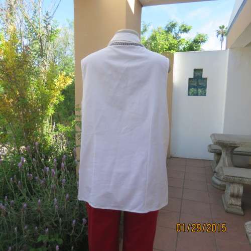 Cool white sleeveless cotton top by REAL CLOTHING size 42/18. V neck with collar.As new