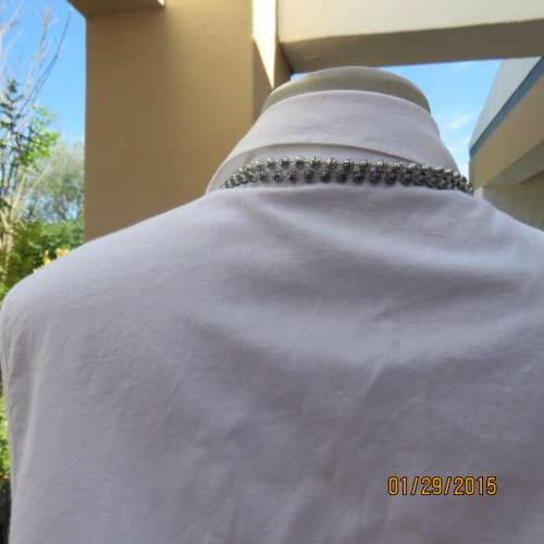 Cool white sleeveless cotton top by REAL CLOTHING size 42/18. V neck with collar.As new